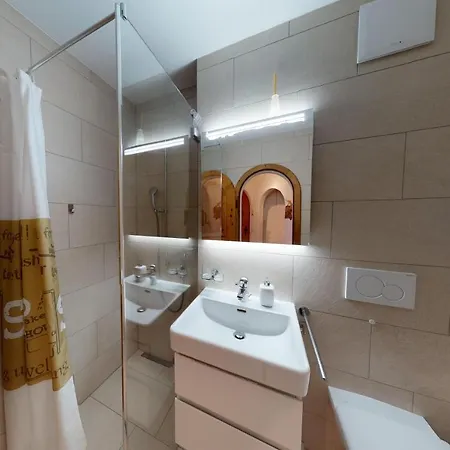 Champagna Apartment *
